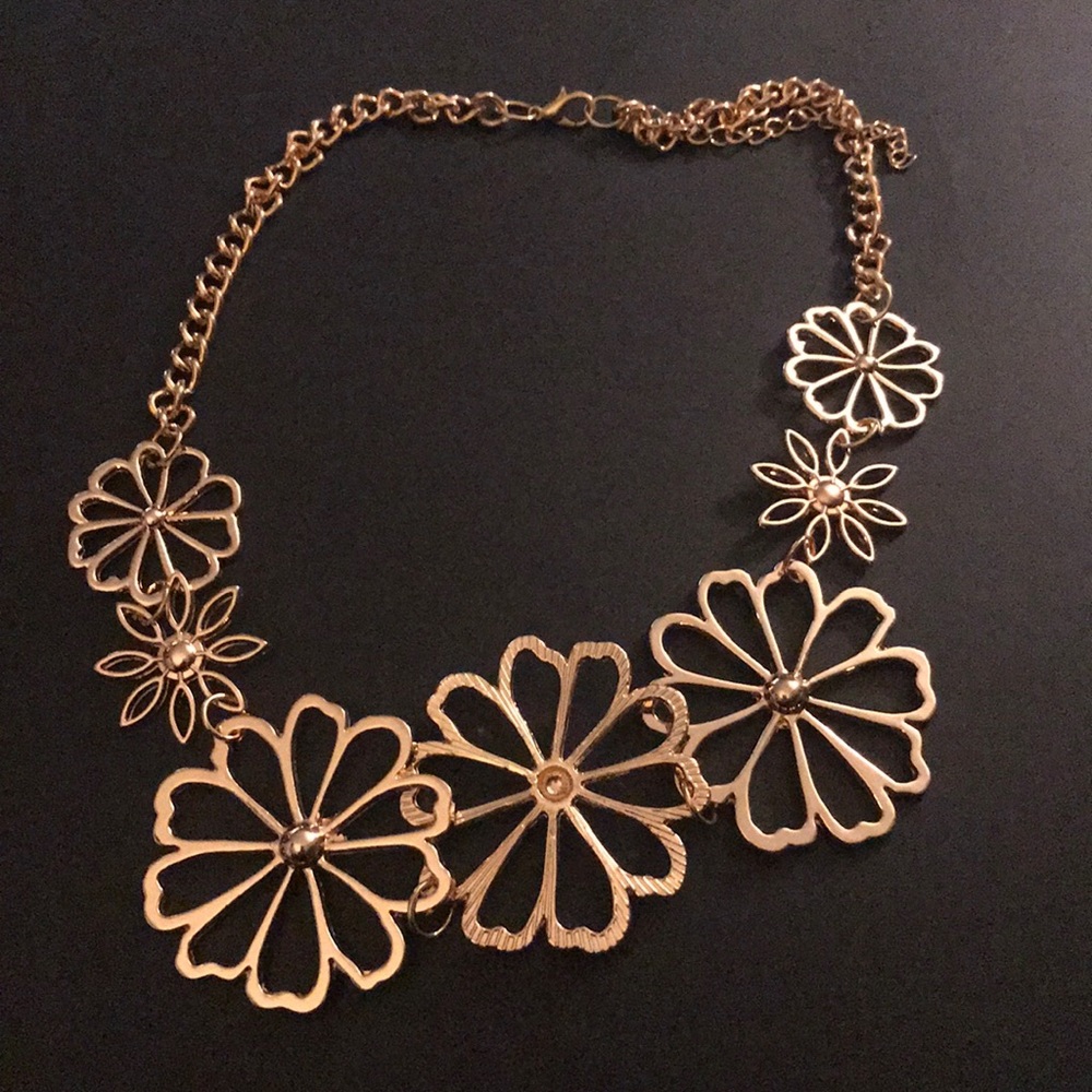 Gold flower necklace (never worn)